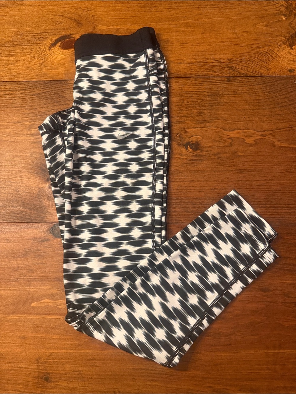 Nike Black & White Patterned Active Leggings 27inch length 13inch waist - Picture 1 of 5